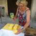Maria la pantofolaia mentre taglia la polenta per fare la forma delle sgagliozze